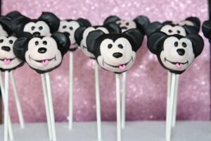 Cake pops de chocolate y forma de calabaza para Halloween Cake pops de chocolate y forma de calabaza para Halloween