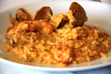 Arroz con Sepia y Gambas: La Receta Mediterránea que Conquistará tu Paladar Arroz con sepia y gambas