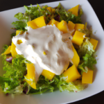 Ensalada de mango con lechuga y crema de leche Ensalada de mango con lechuga y crema de leche