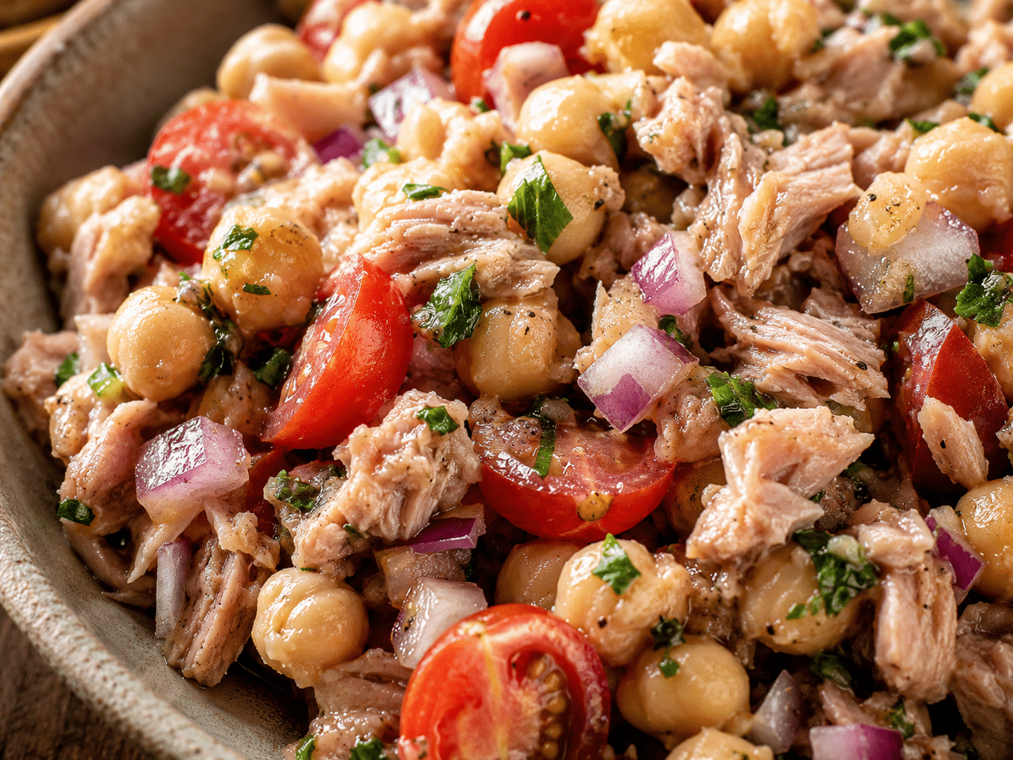 10 Recetas con Atun en Lata recetas caseras con atún en lata servidas en mesa rústica