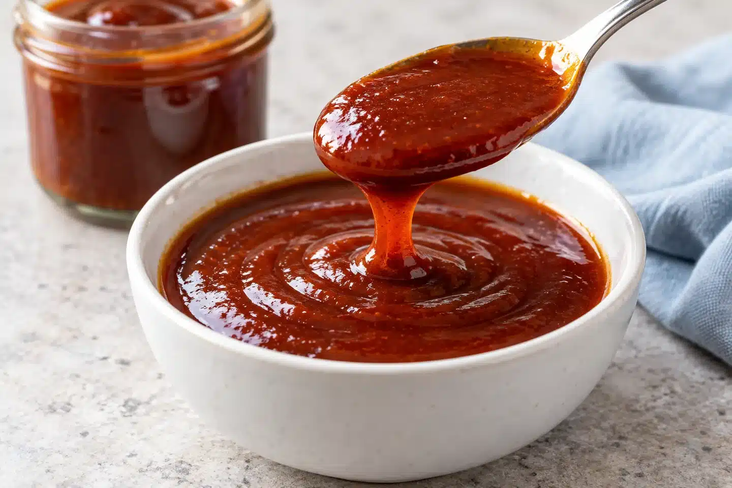 Salsa barbacoa espesa cubriendo una cuchara, lista para servir